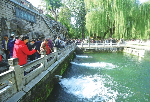 创纪录！“趵突腾空”60年来跃最高 “黑虎啸月”20年来声最响