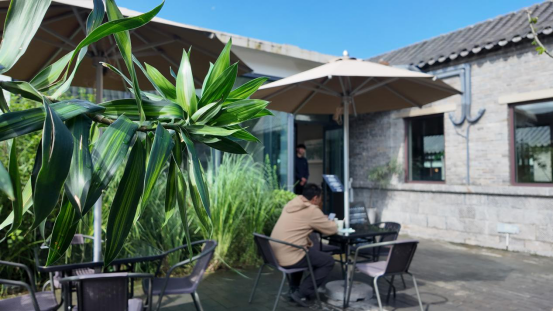 融媒·见证丨建筑保留老味道，院里迎来新业态——老街区的“新腔调”