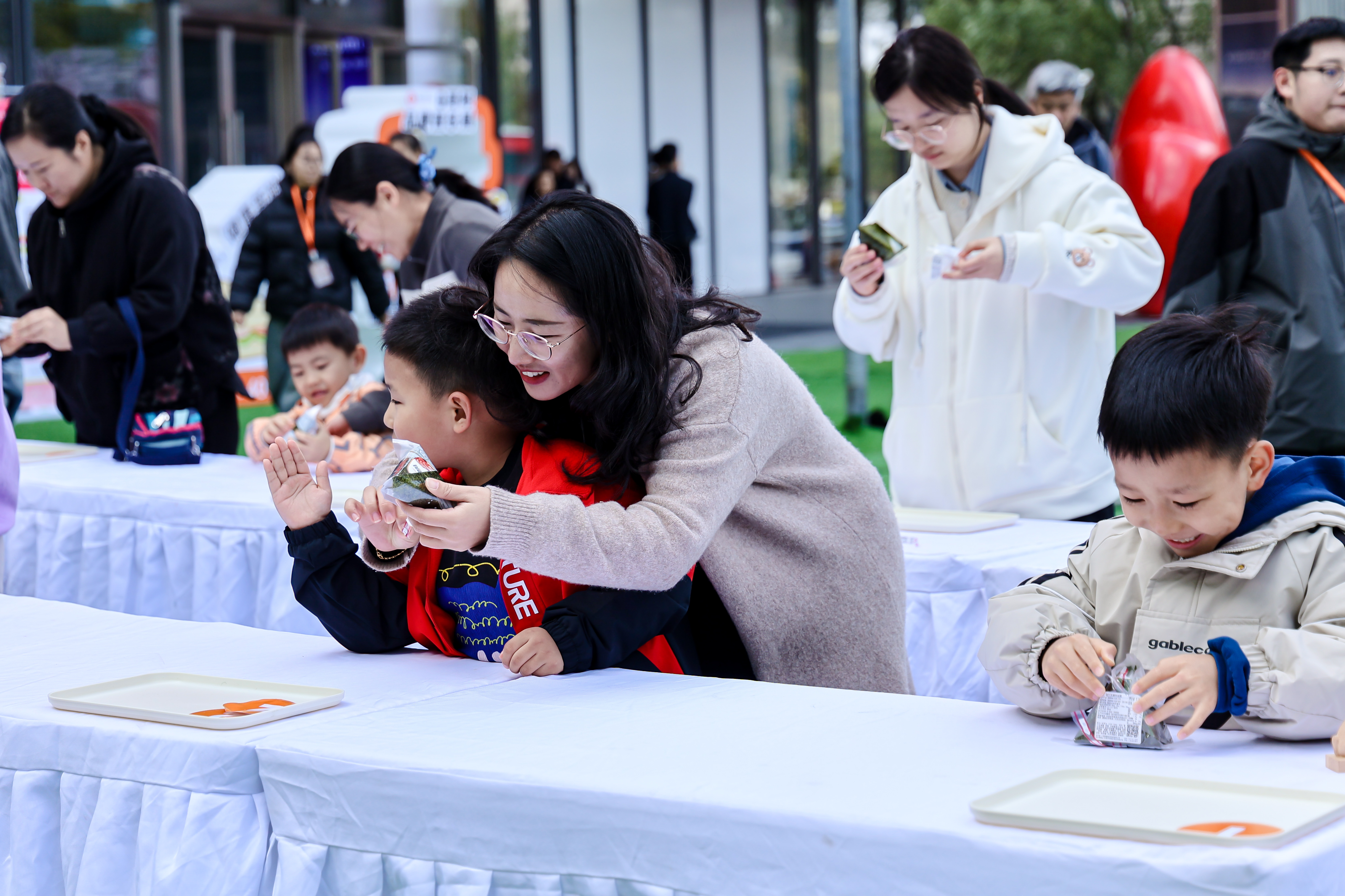 橙子便利8周年庆太会玩!音乐节嗨翻泉城,全门店福利藏满“橙意”