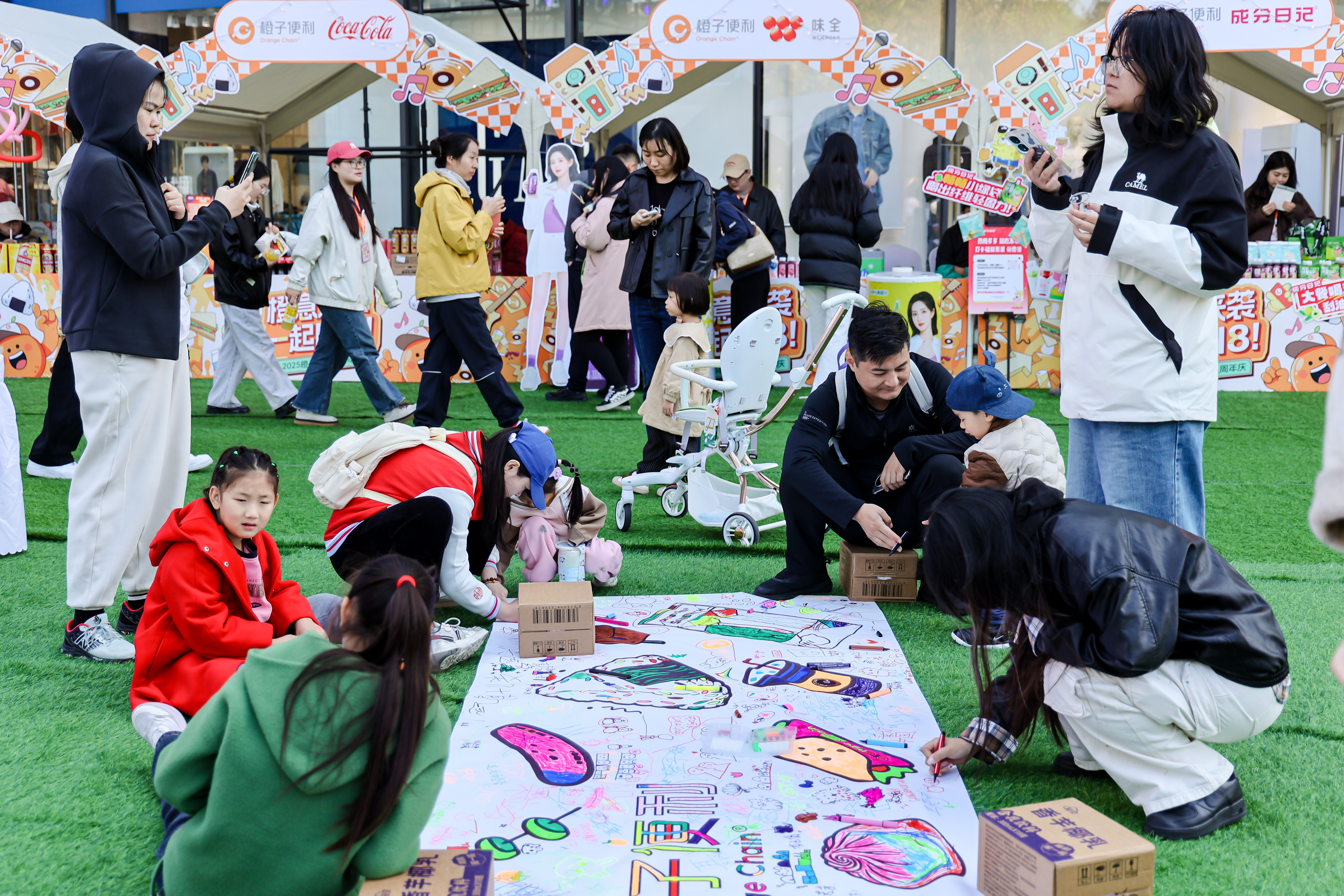 橙子便利8周年庆太会玩!音乐节嗨翻泉城,全门店福利藏满“橙意”