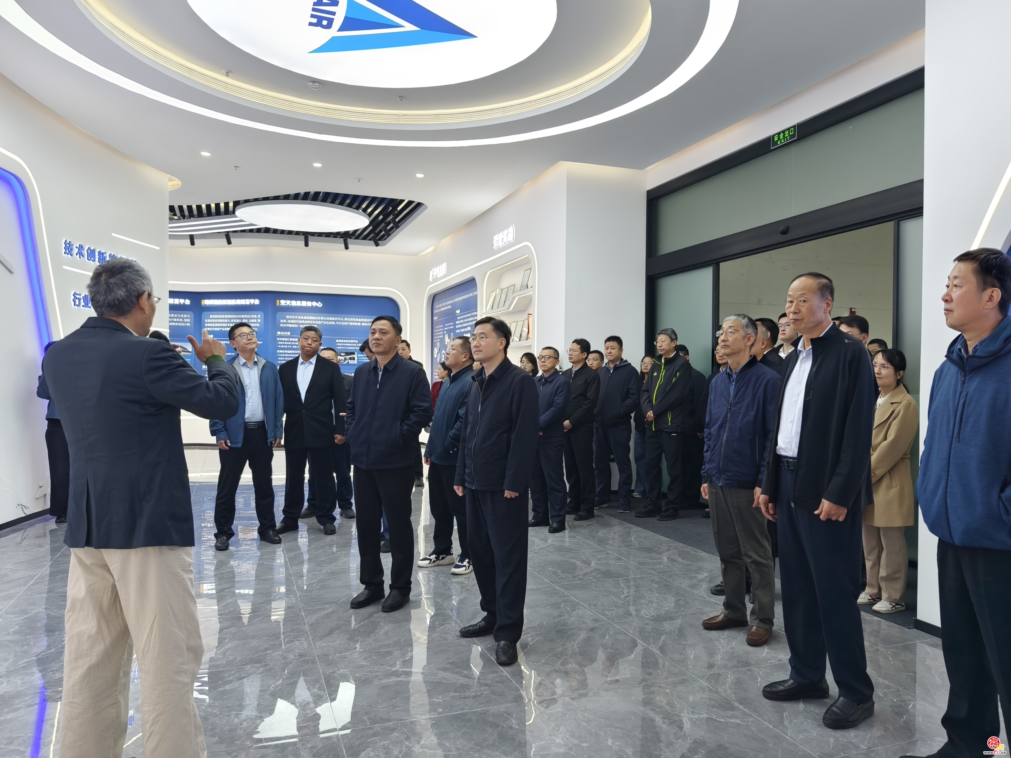济南市委办公厅赴齐鲁空天信息研究院开展参观调研活动