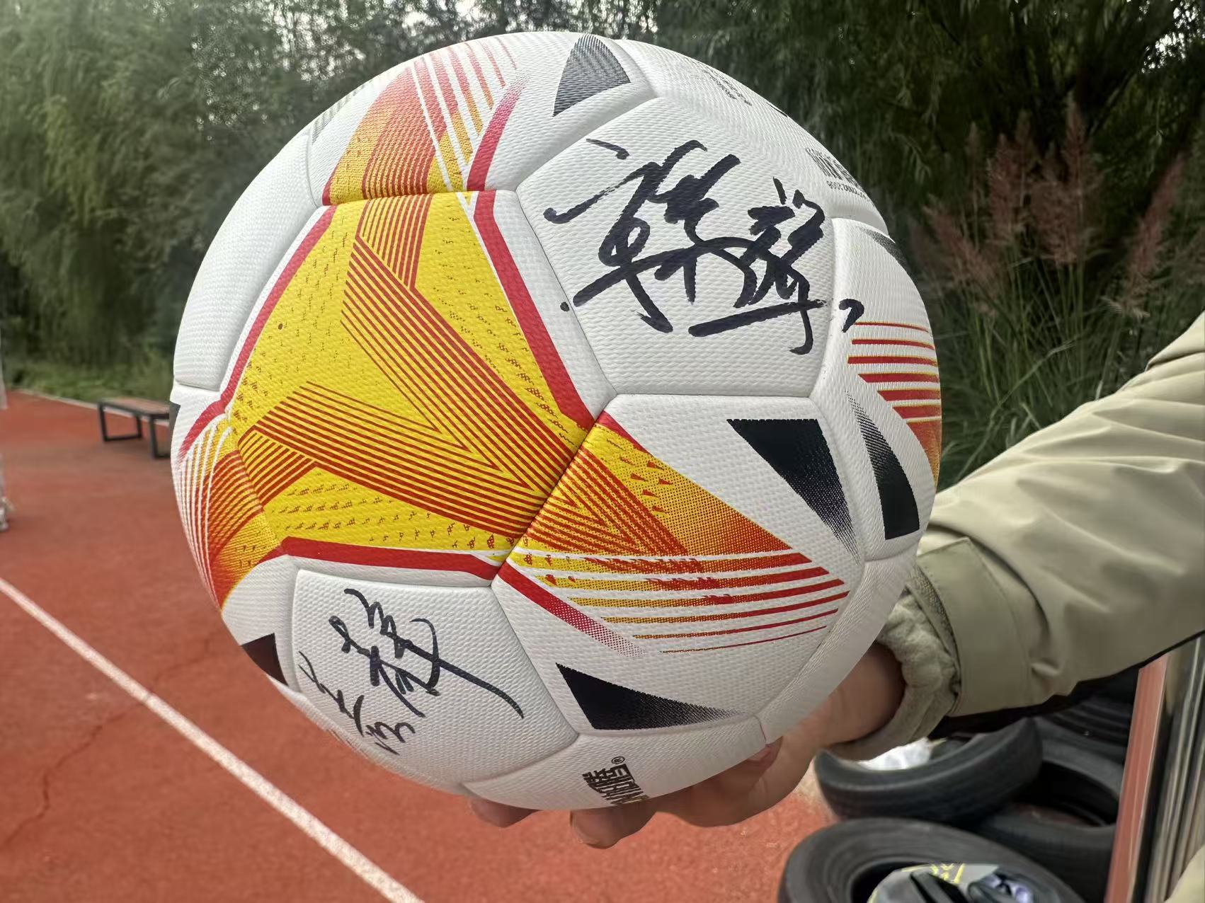 宋黎辉、齐天羽现身润元实验学校,与学子共启“校长杯”绿茵梦想