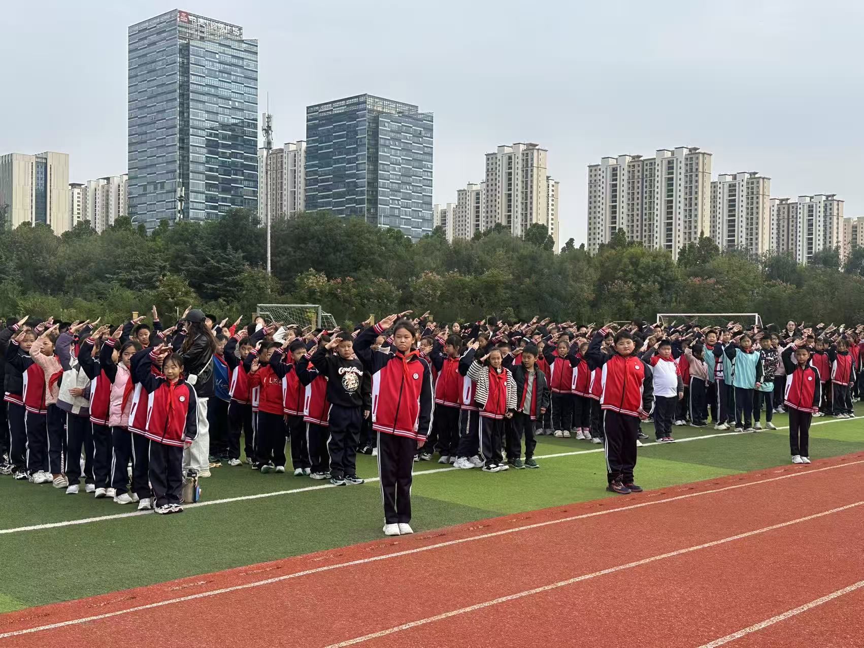 宋黎辉、齐天羽现身润元实验学校,与学子共启“校长杯”绿茵梦想