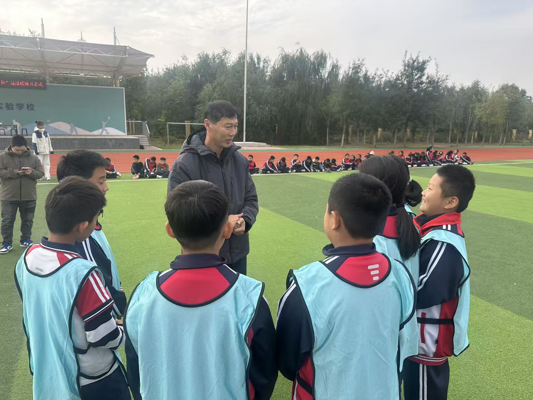 宋黎辉、齐天羽现身润元实验学校,与学子共启“校长杯”绿茵梦想