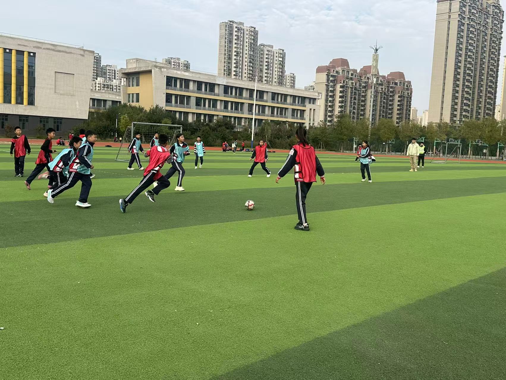 宋黎辉、齐天羽现身润元实验学校,与学子共启“校长杯”绿茵梦想