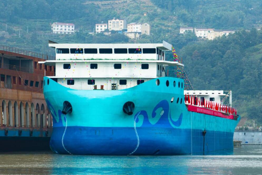 В Китае спущен на воду свой крупнейший сухогруз, полностью работающий на электроэнергии