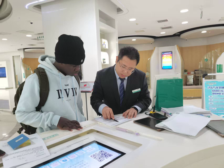 农行济南历城支行:暖心服务外籍学子 温情服务无国界