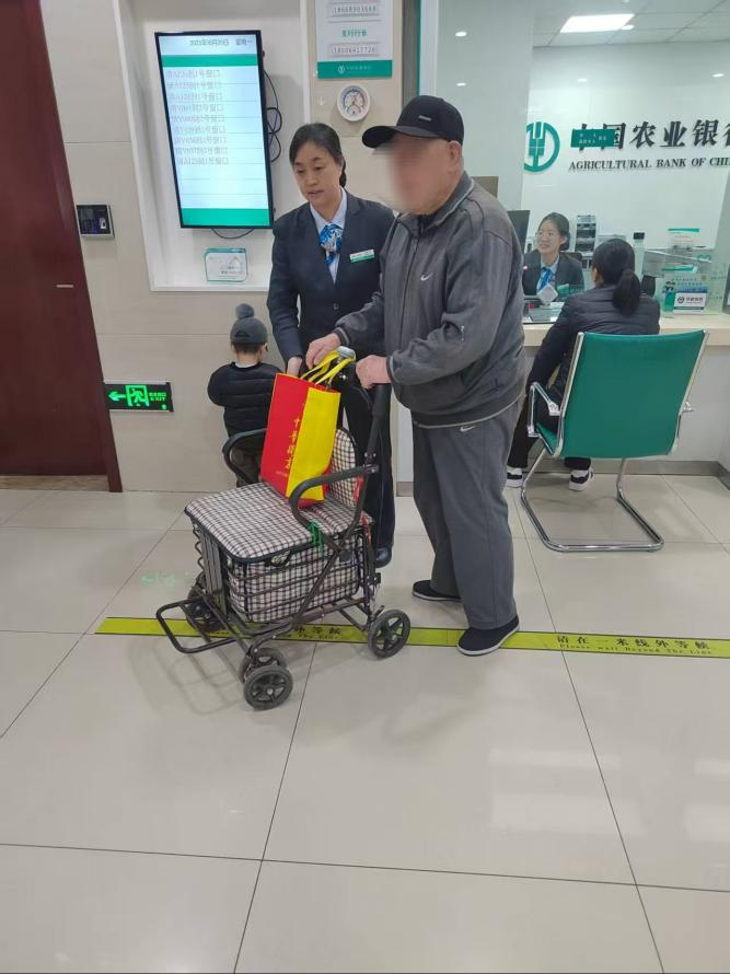 农行济南济钢支行:七旬老人突发不适 应急服务彰显金融温度