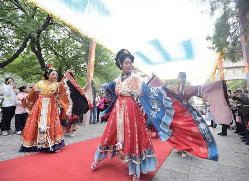 登高赏秋正当时！第42届千佛山“九月九”重阳山会启幕