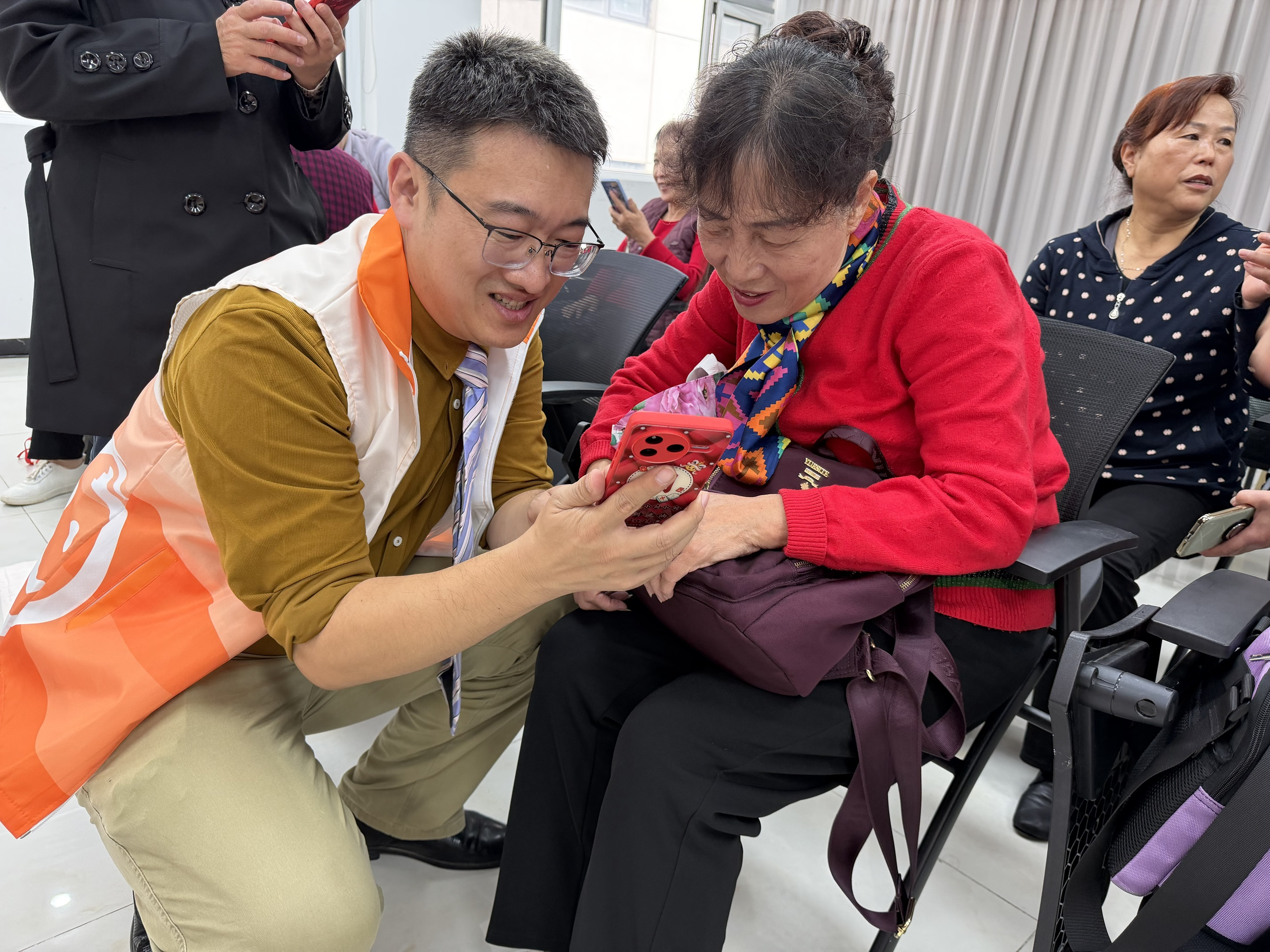 阳光人寿山东分公司开展“银龄触网，阳光同行”智慧助老活动