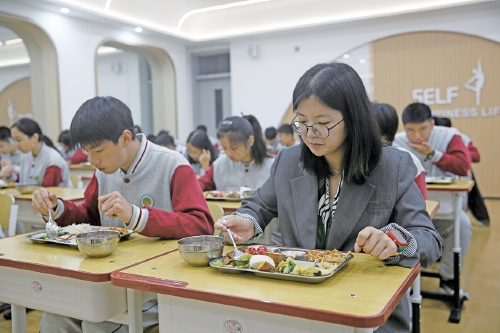 “螺蛳壳里巧腾挪”的教育革命——济南高新区东城逸家初级中学从配餐到“五星级食堂”的蜕变之路
