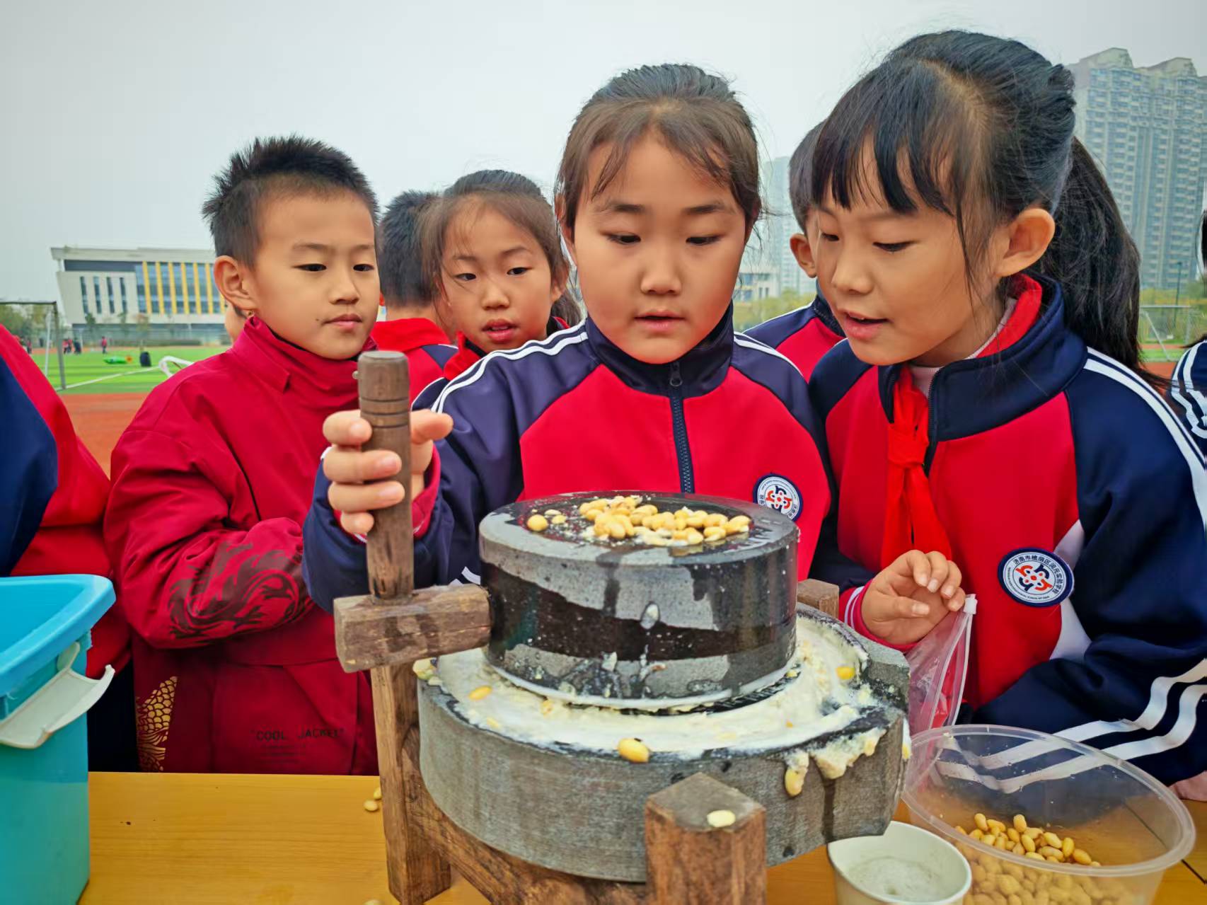 将“五育并举”落到实处：一场劳模领衔的校园丰收节，诠释劳动教育的“顶配”玩法