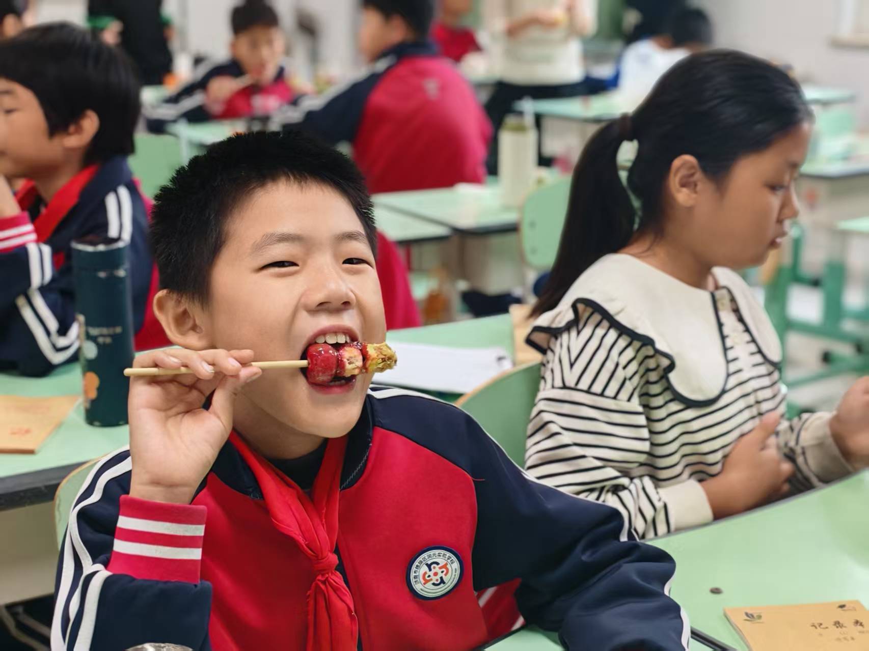 将“五育并举”落到实处：一场劳模领衔的校园丰收节，诠释劳动教育的“顶配”玩法