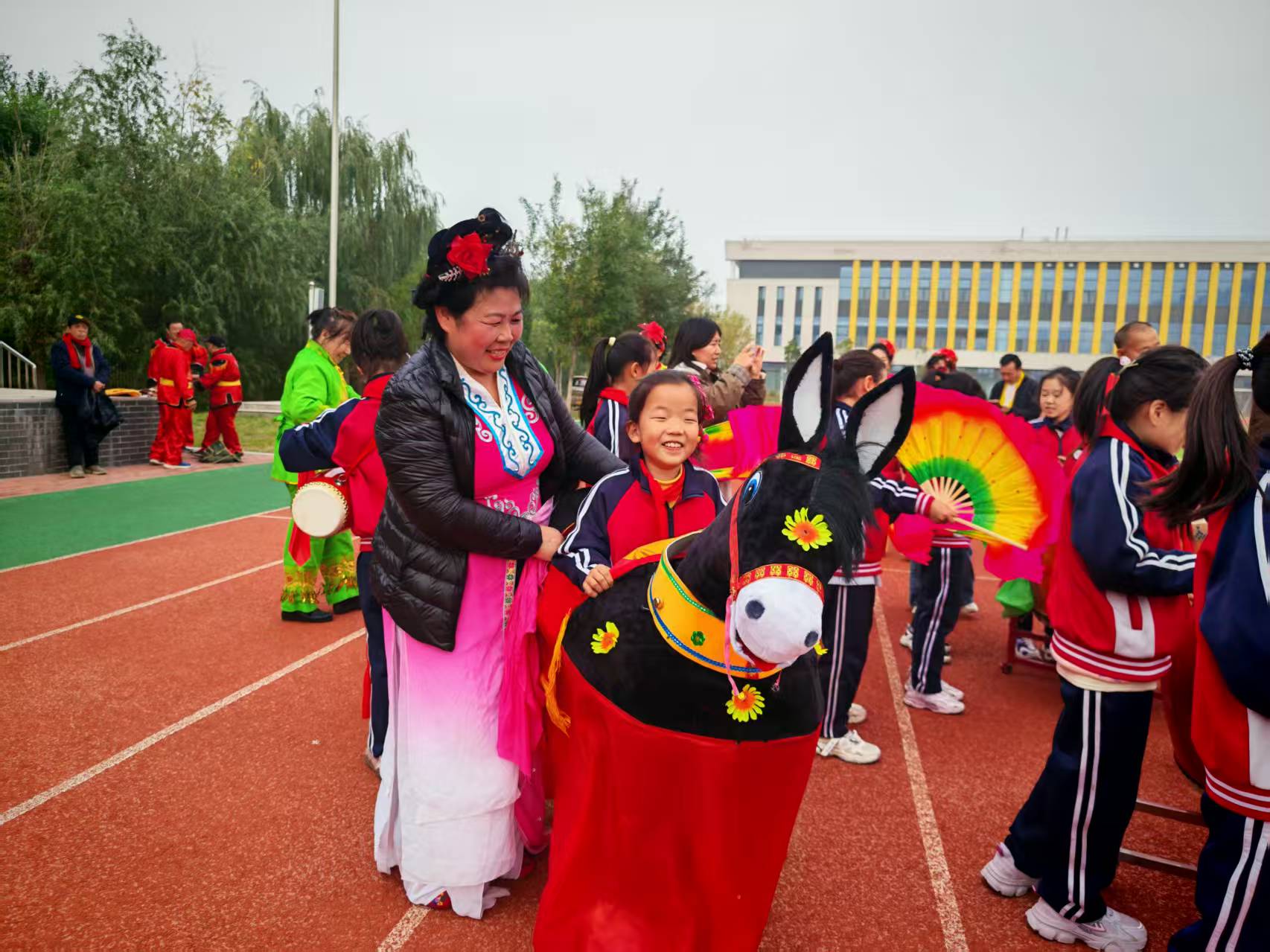 将“五育并举”落到实处：一场劳模领衔的校园丰收节，诠释劳动教育的“顶配”玩法