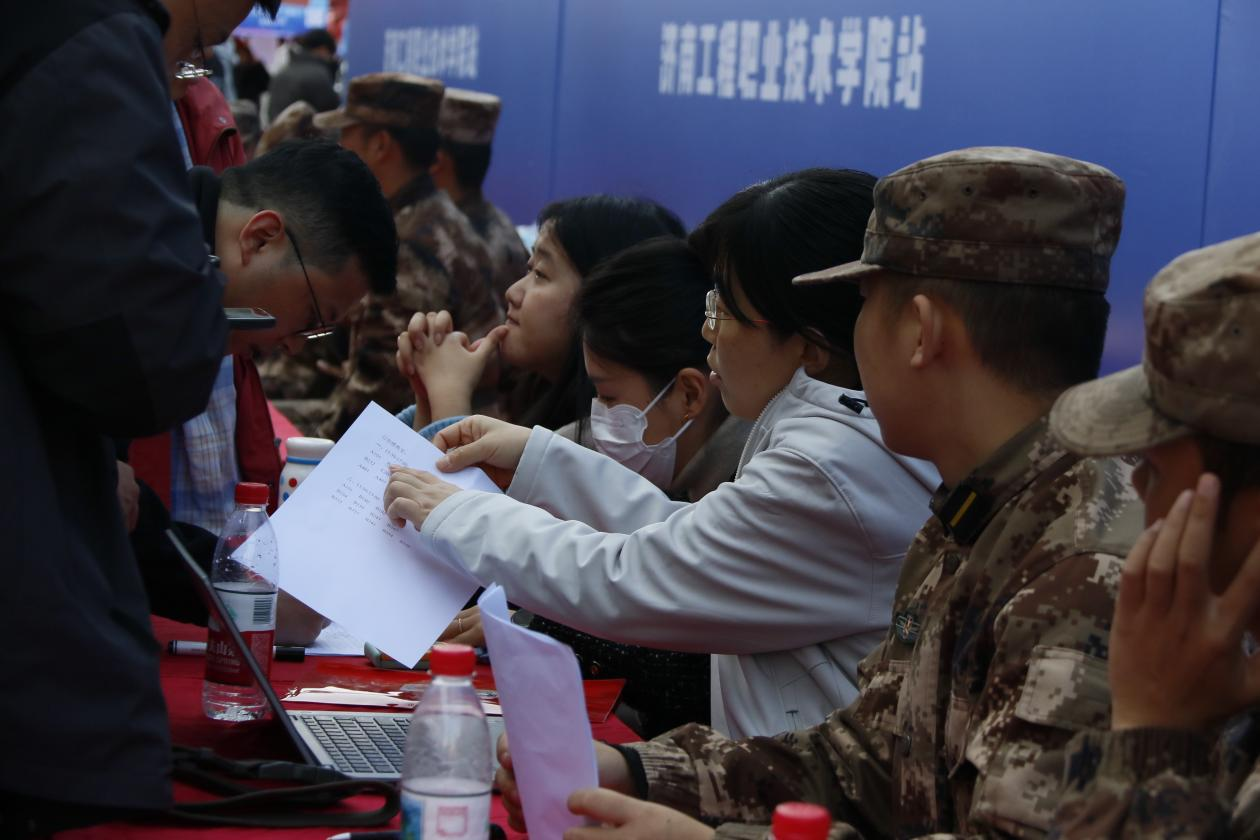 金秋十月赋咏新篇！ “选择济南 共赢未来”2025年驻济高校招聘会 济南工程职业技术学院站活动顺利举行