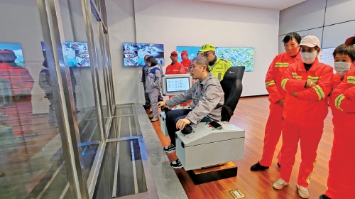 济南城管举办环卫工人节“城管开放日”观摩活动 走进垃圾处理一线 致敬城市美容师