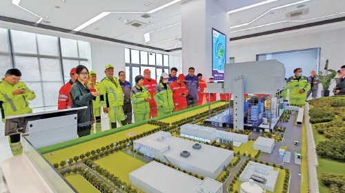 济南城管举办环卫工人节“城管开放日”观摩活动 走进垃圾处理一线 致敬城市美容师