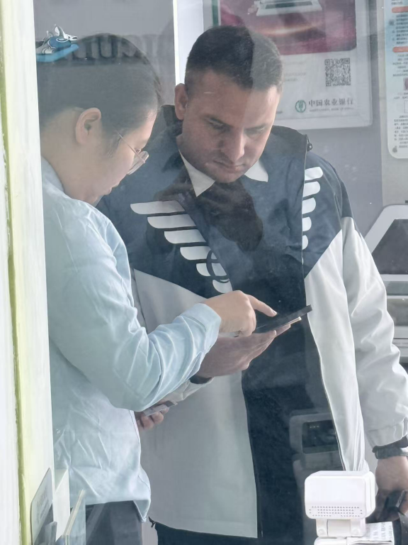 农行商河商中路支行：暖心服务无国界 助力外籍客户获赞扬