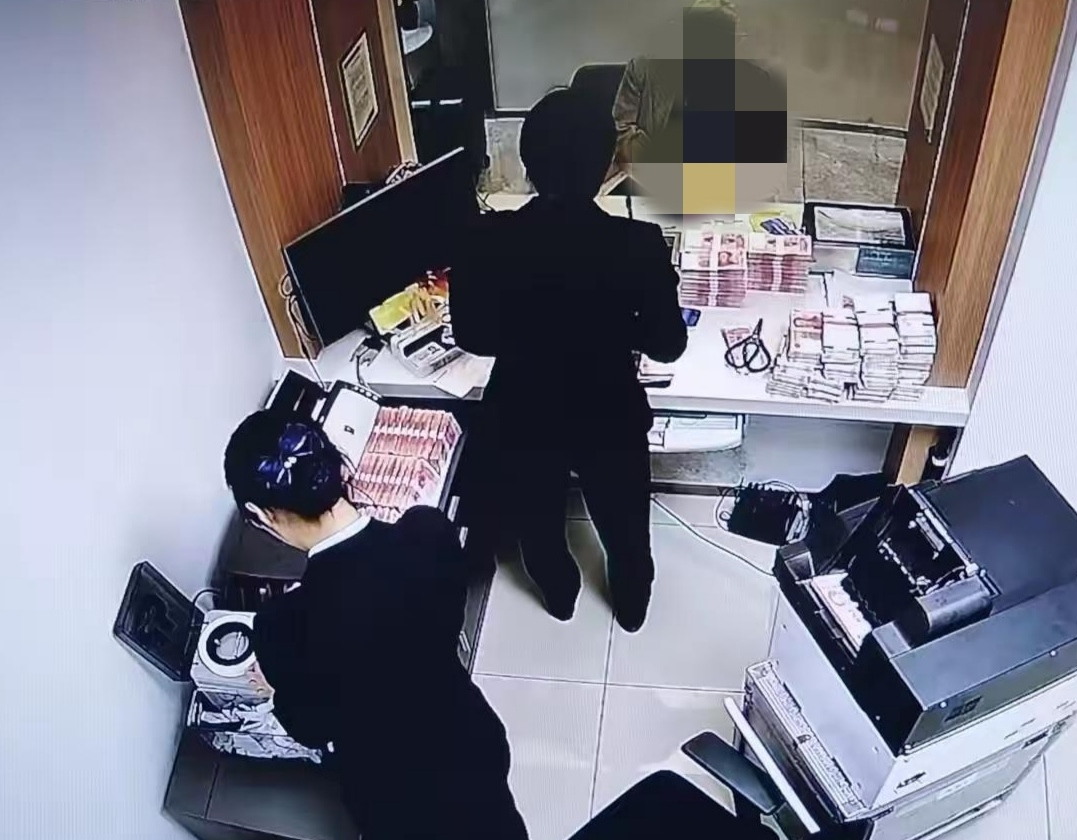建行济南分行营业部：高效清点百万现金 守护老龄客户“安全感”