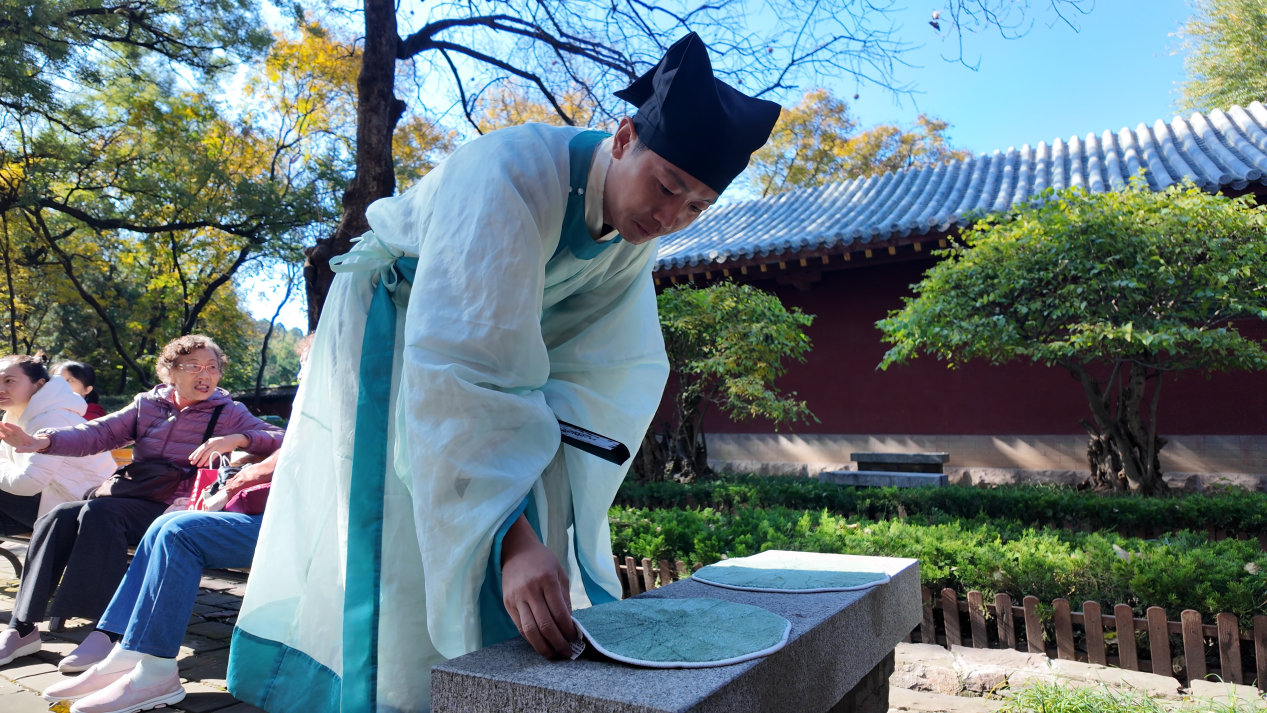 融媒·见证|“赏叶经济”的留客密码:“暖”风熏得游人醉