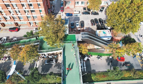 济南经十路两座过街天桥安装电梯 有扶梯，也有直梯有速度，更有温度