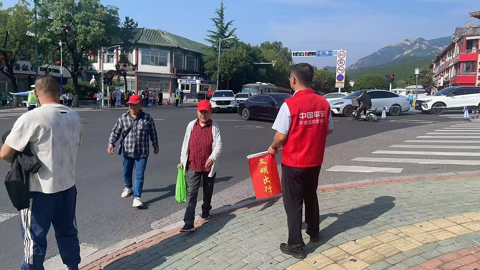 法润风景线，警守平安行——平安产险泰安中心支公司联合泰安交警支队、泰山区法院成功举办普法宣传活动