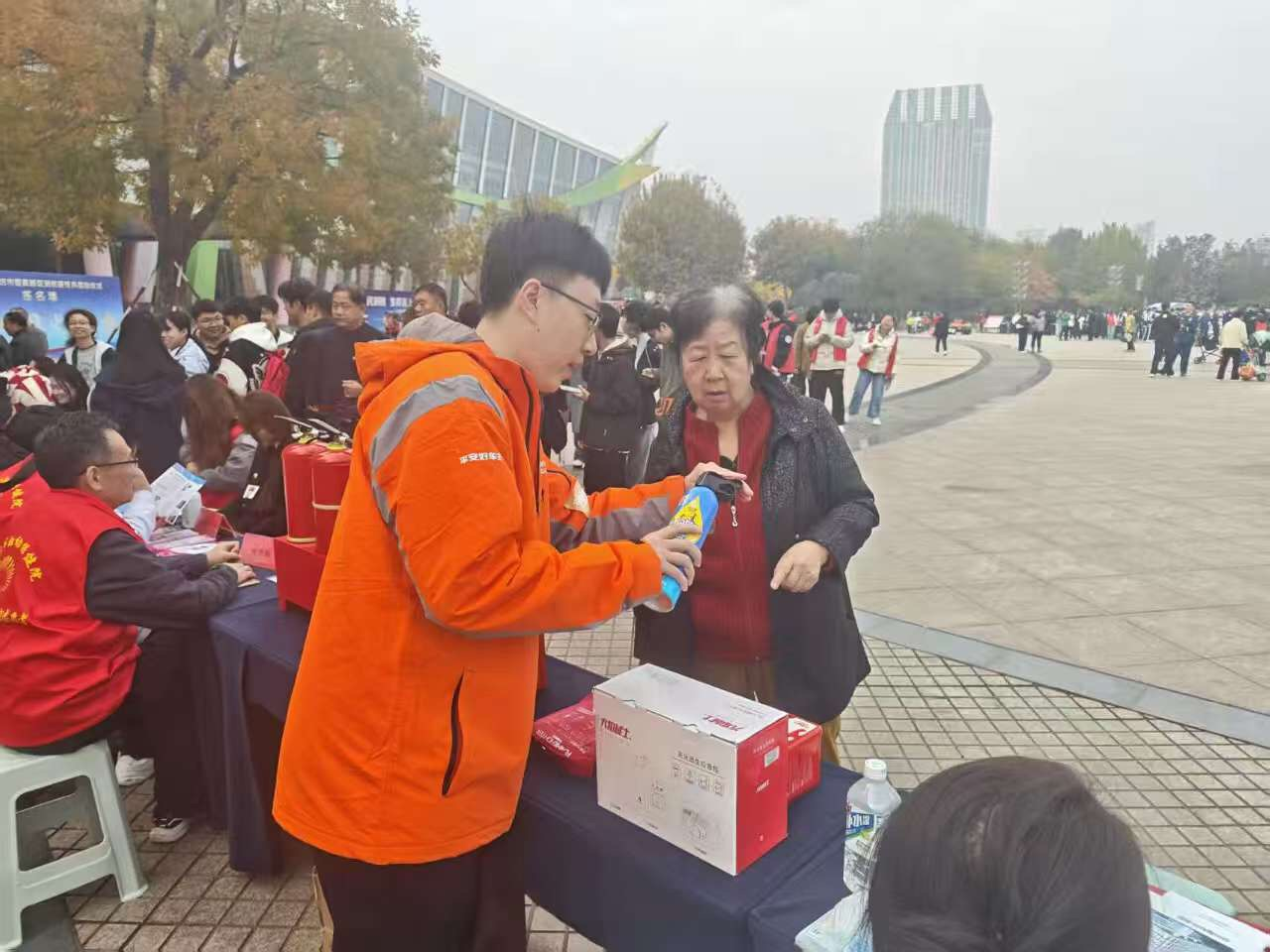 平安产险潍坊中心支公司参加潍坊市消防宣传月活动