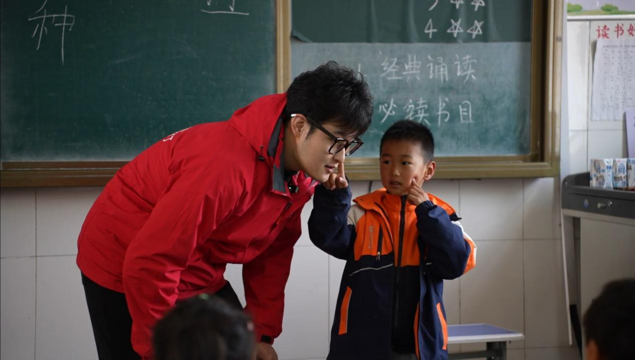 平安产险山东分公司支教行动:用声音点亮星辰,以陪伴唤醒自信 一堂播音课为希望小学带来一片“星海”