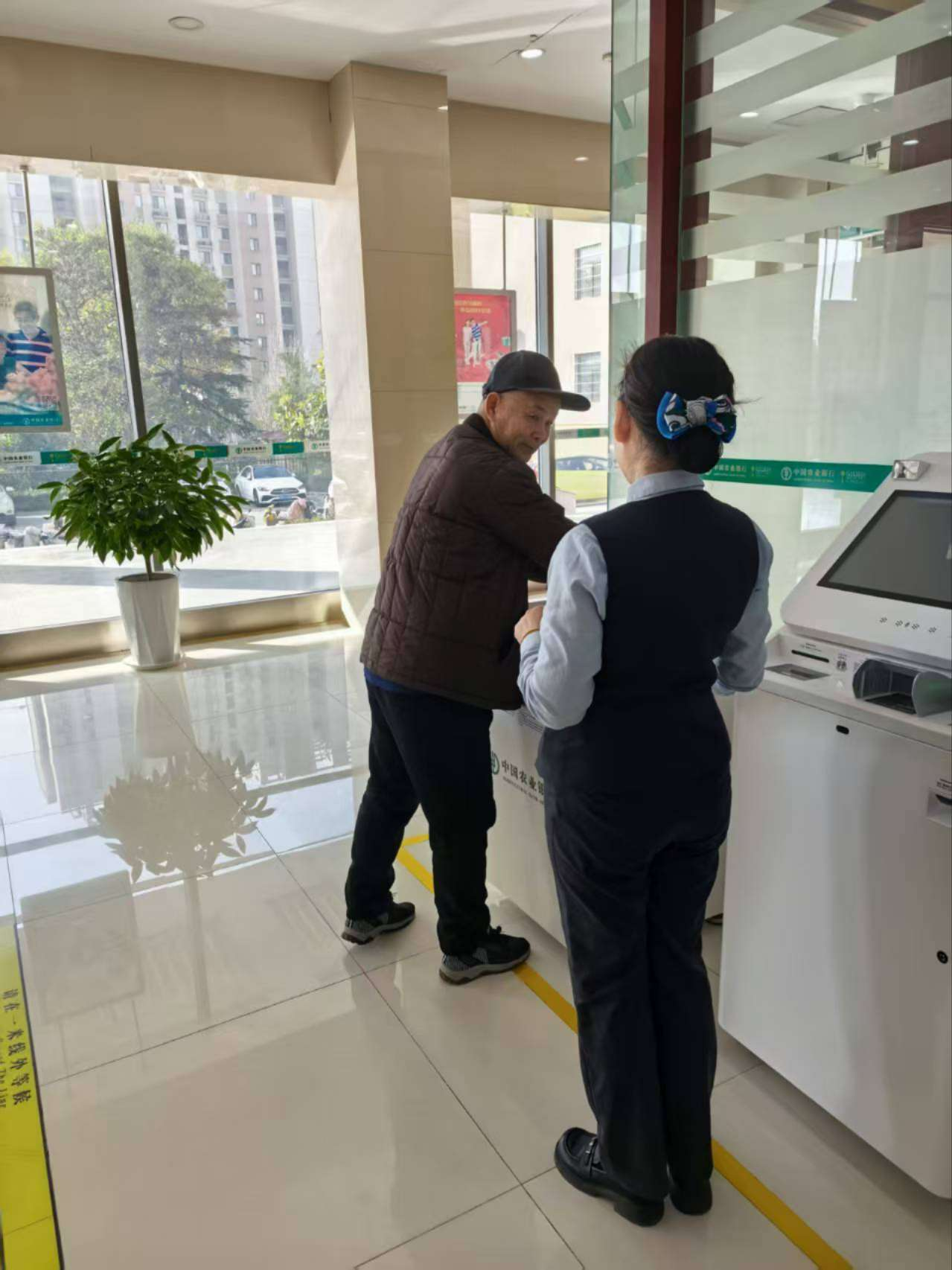 农行平阴县支行营业部：一张跨越千里的温馨汇款单