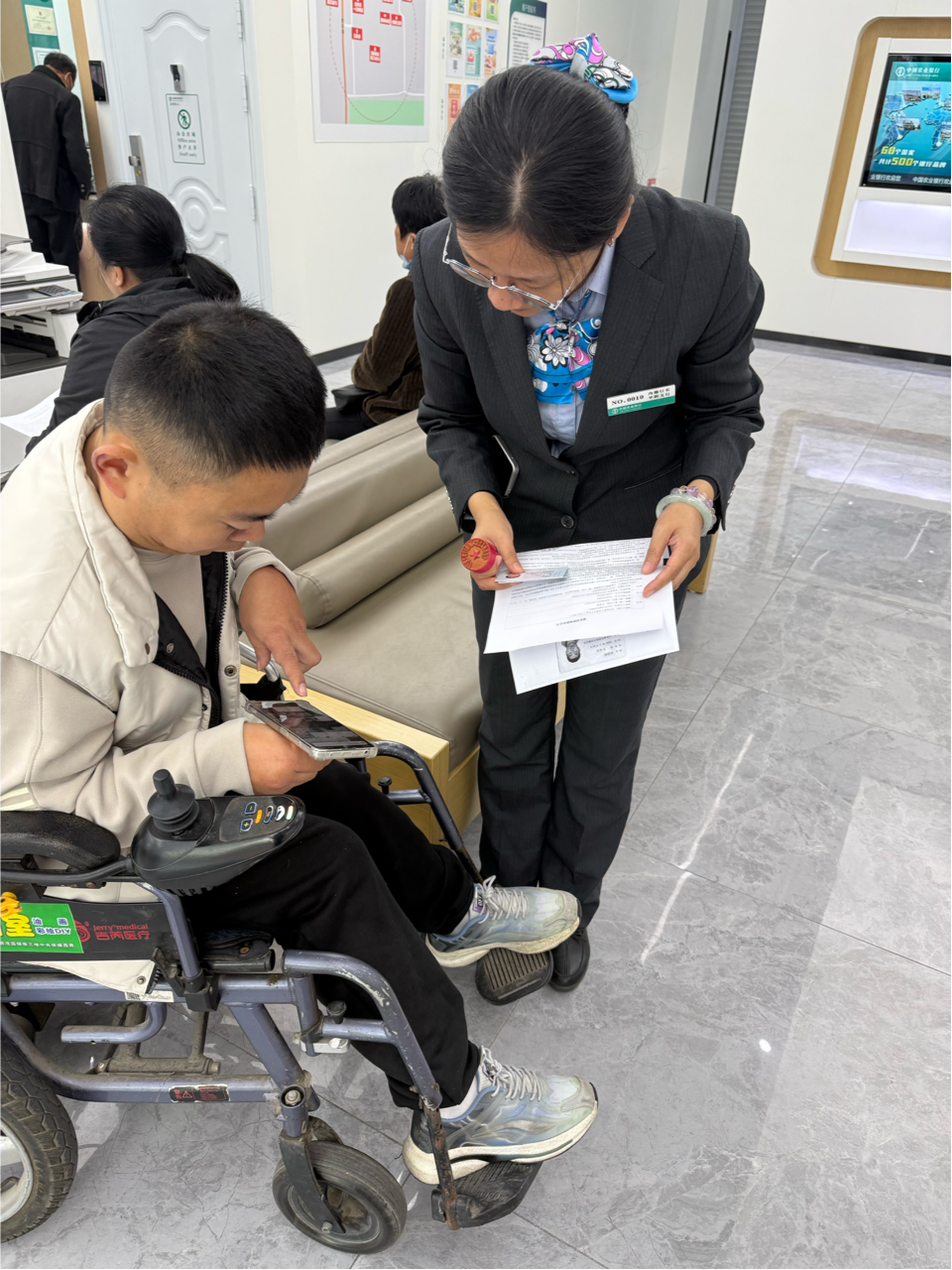 农行平阴榆山路支行：农行服务暖人心 情系残障客户显担当