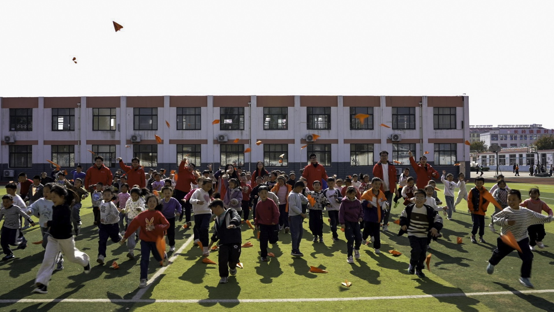 绿茵场上的双向奔赴：一场足球课让平安志愿者与希望小学孩子共燃成长之光