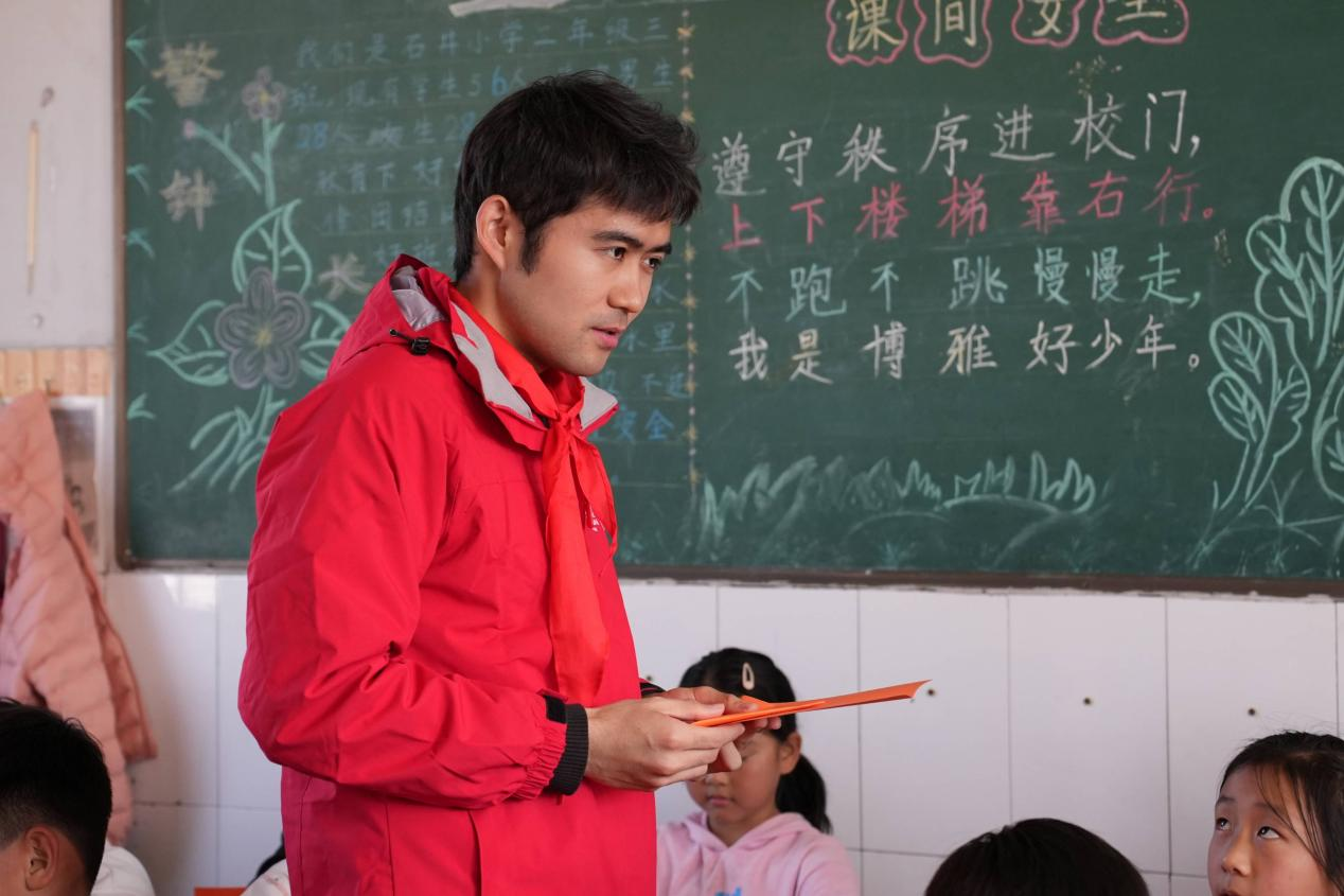 绿茵场上的双向奔赴：一场足球课让平安志愿者与希望小学孩子共燃成长之光