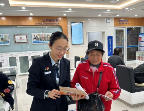 建行济南兴华支行：银发课堂、智趣问答、玩转智能机，重阳敬老活动“走新”更“走心”