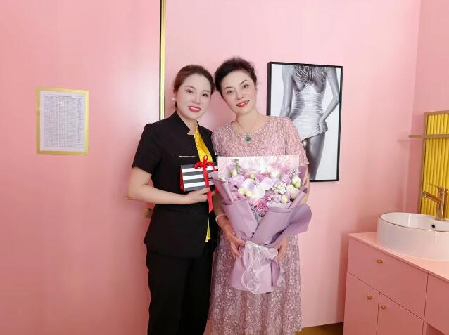 莎蔓莉莎李菲菲：以心服务，成就信任的温暖桥梁