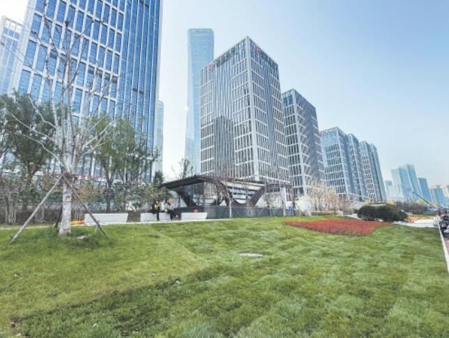 济南轨交4号线凤凰路站披绿装待新程