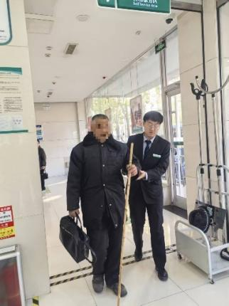 农行济南泺源纬二路支行：你是我的眼 暖心服务照亮特殊客群