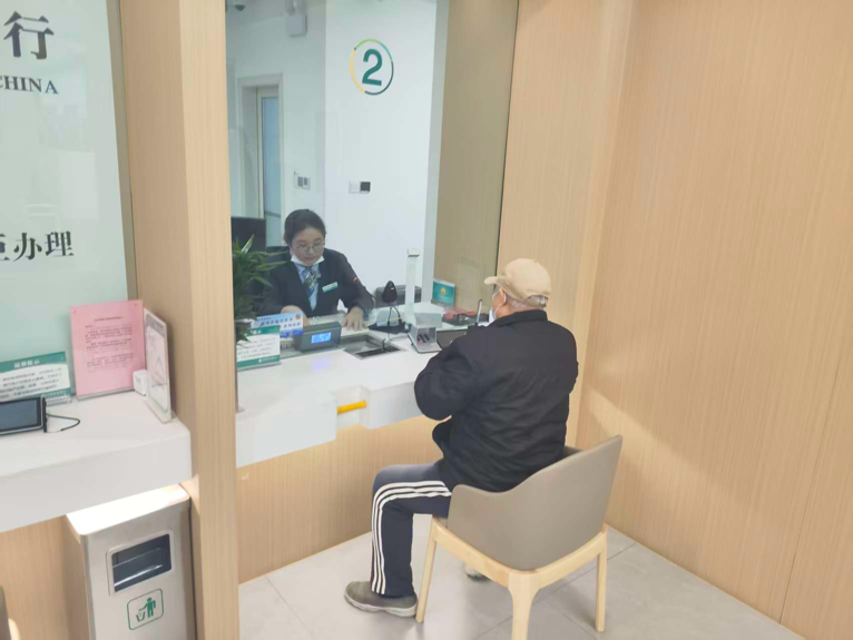 农行济南泺源华联支行：暖心服务化解客户疑惑