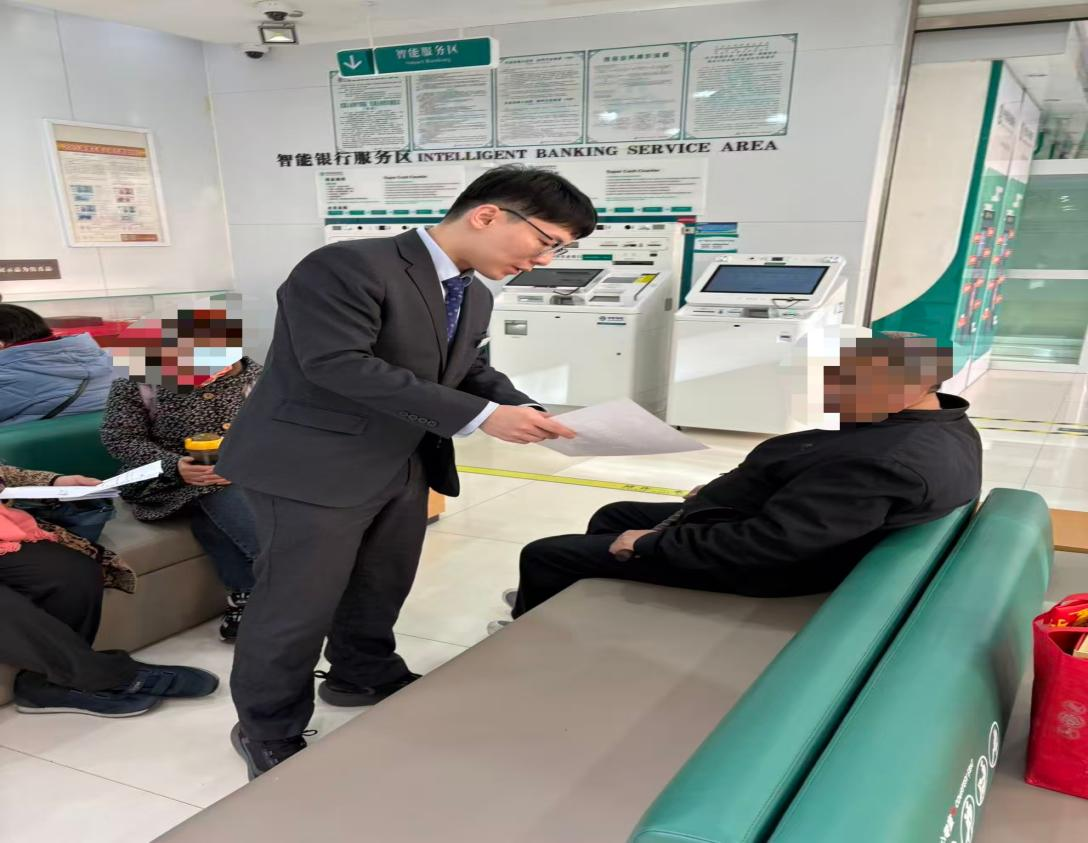 农行济南泺源支行营业室:“这是救命的钱啊!”——农行员工紧急调整限额助老人缴纳医药费