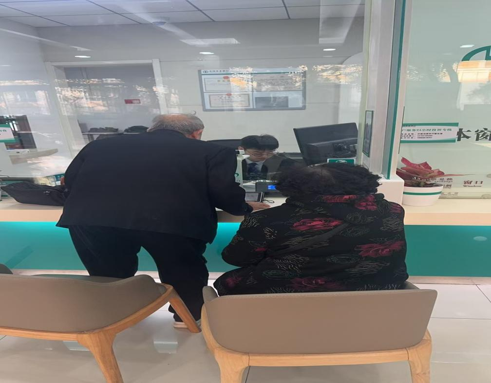 农行济南泺源支行营业室:一笔一笔,为您说清——农行客服经理耐心解七旬老人“心头惑”