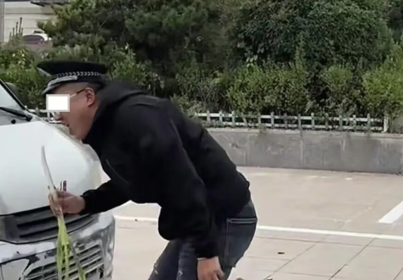 为博眼球着警服拍恶搞视频！一男子被拘！