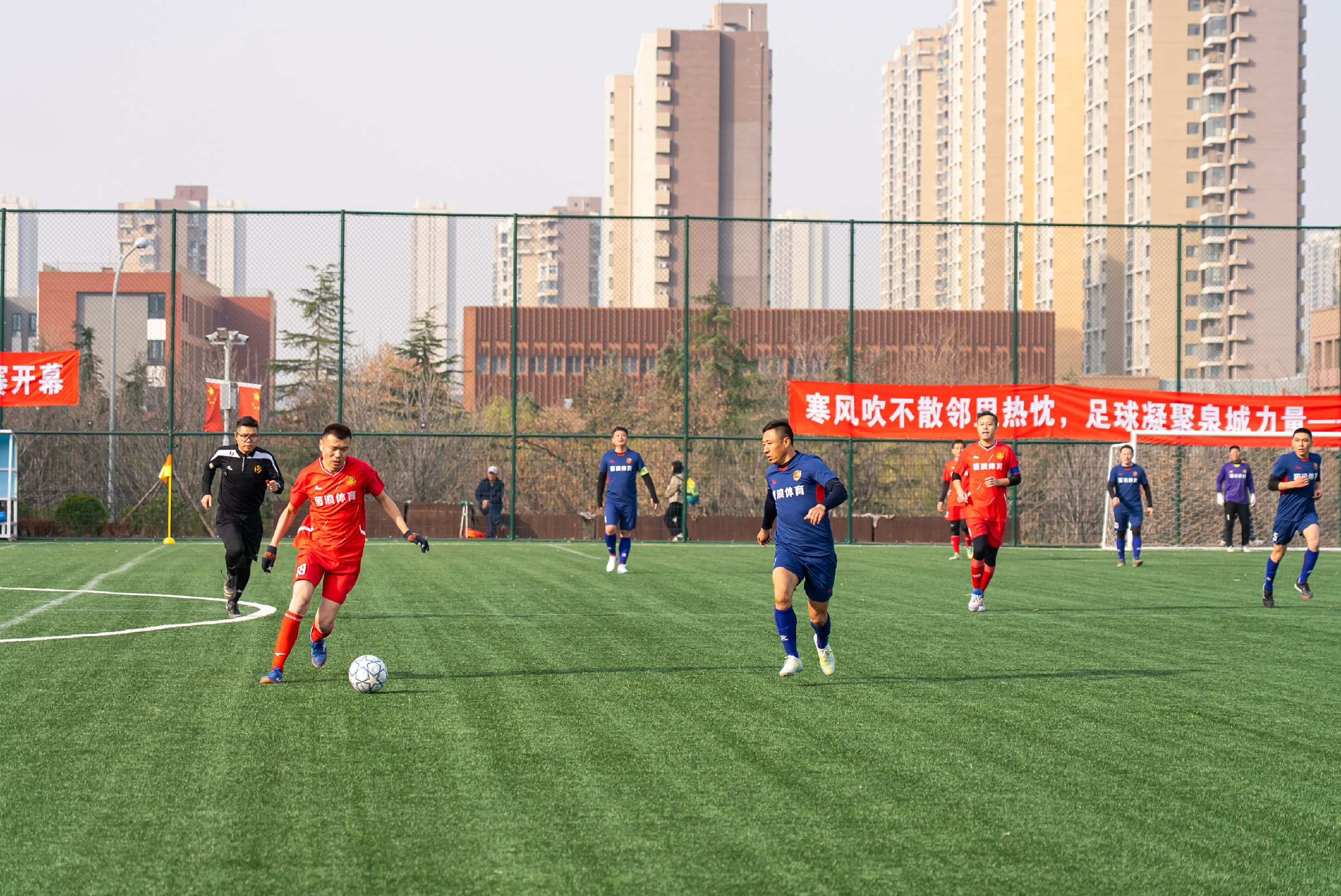 “大雪”时节泉城绿茵场点燃冬日激情 2025济南社超总决赛火热开启