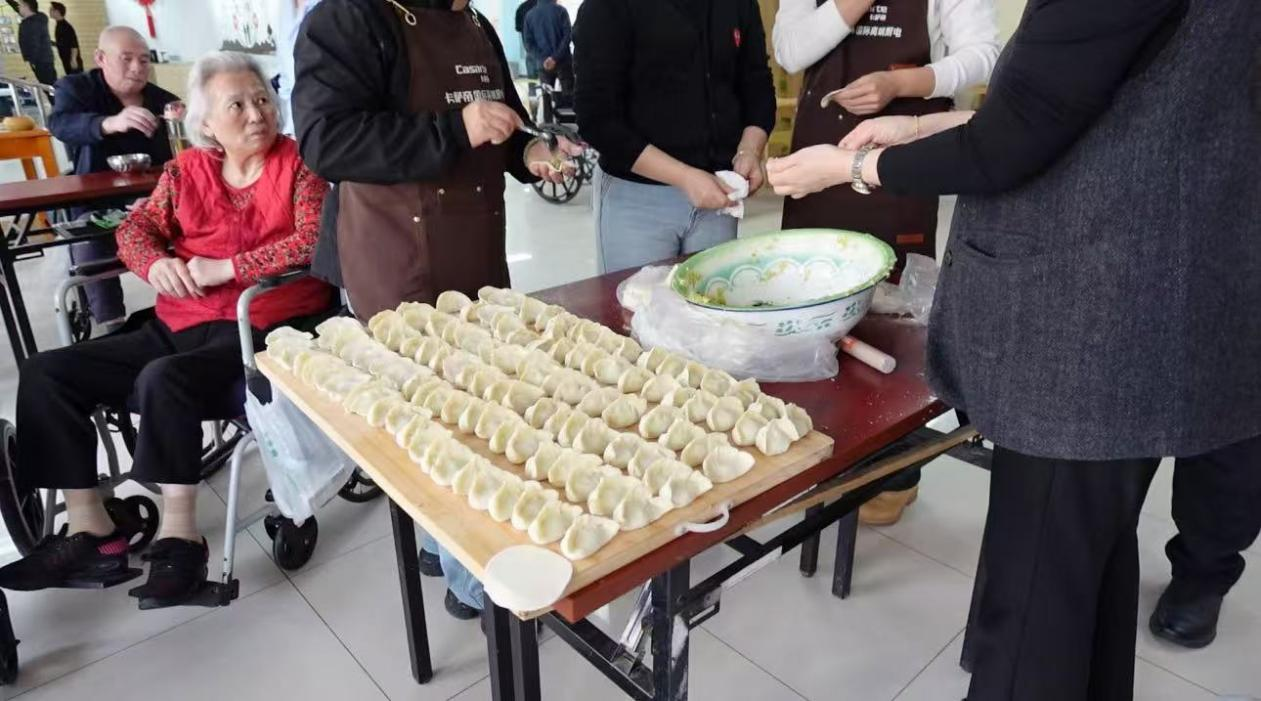 济南海尔空调感恩月“冬日送暖，为爱洗尘”暖心服务走进济南养老中心