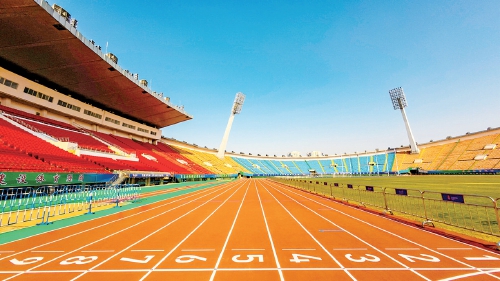 省体田径场地换新装