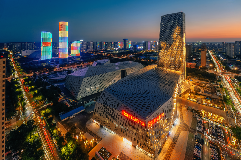 济南弘阳广场荣获2025年度“商业标杆影响力项 目”、“购物中心百支优秀运营项目团队”双项行业大奖