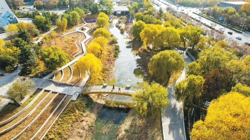 晴暖冬日好去处 腊山河公园彩林如画引客来