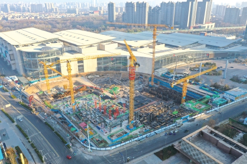 济南西城新地标“冲出地面”