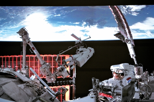 神舟二十一号航天员乘组完成首次出舱活动