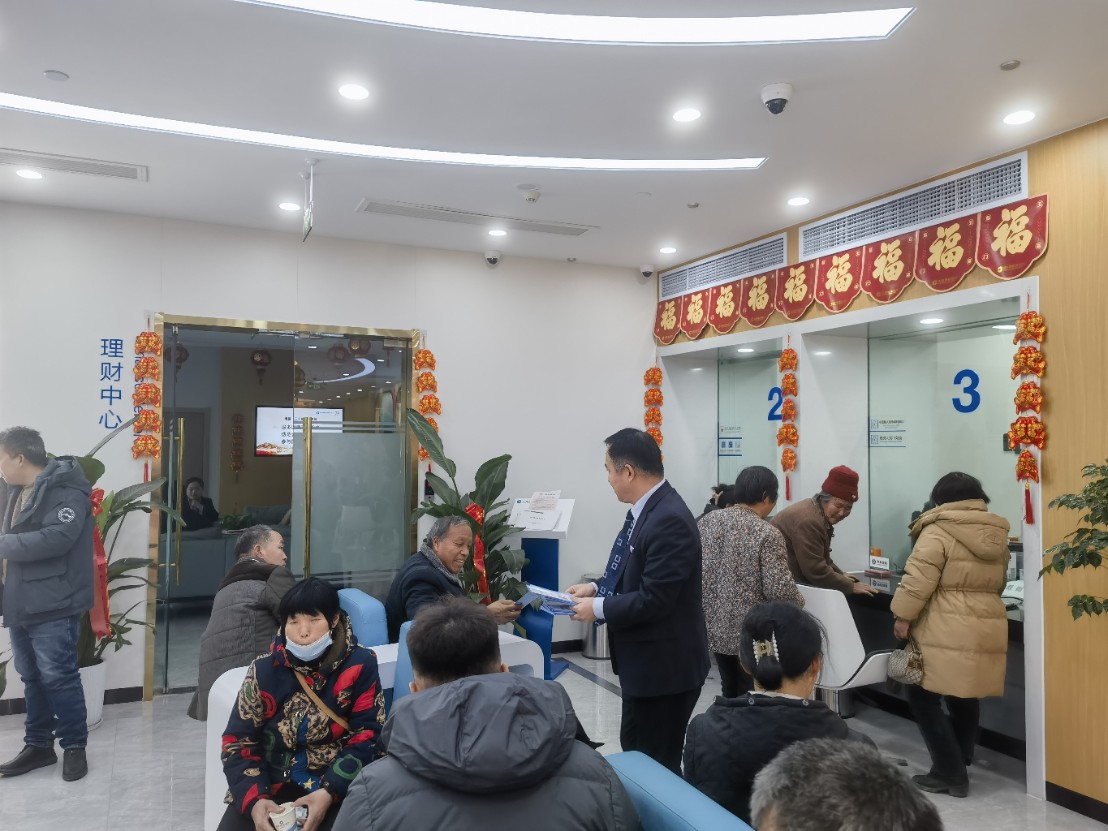 建行菏泽电厂支行：开展适老化服务，向老年客户宣传消保知识