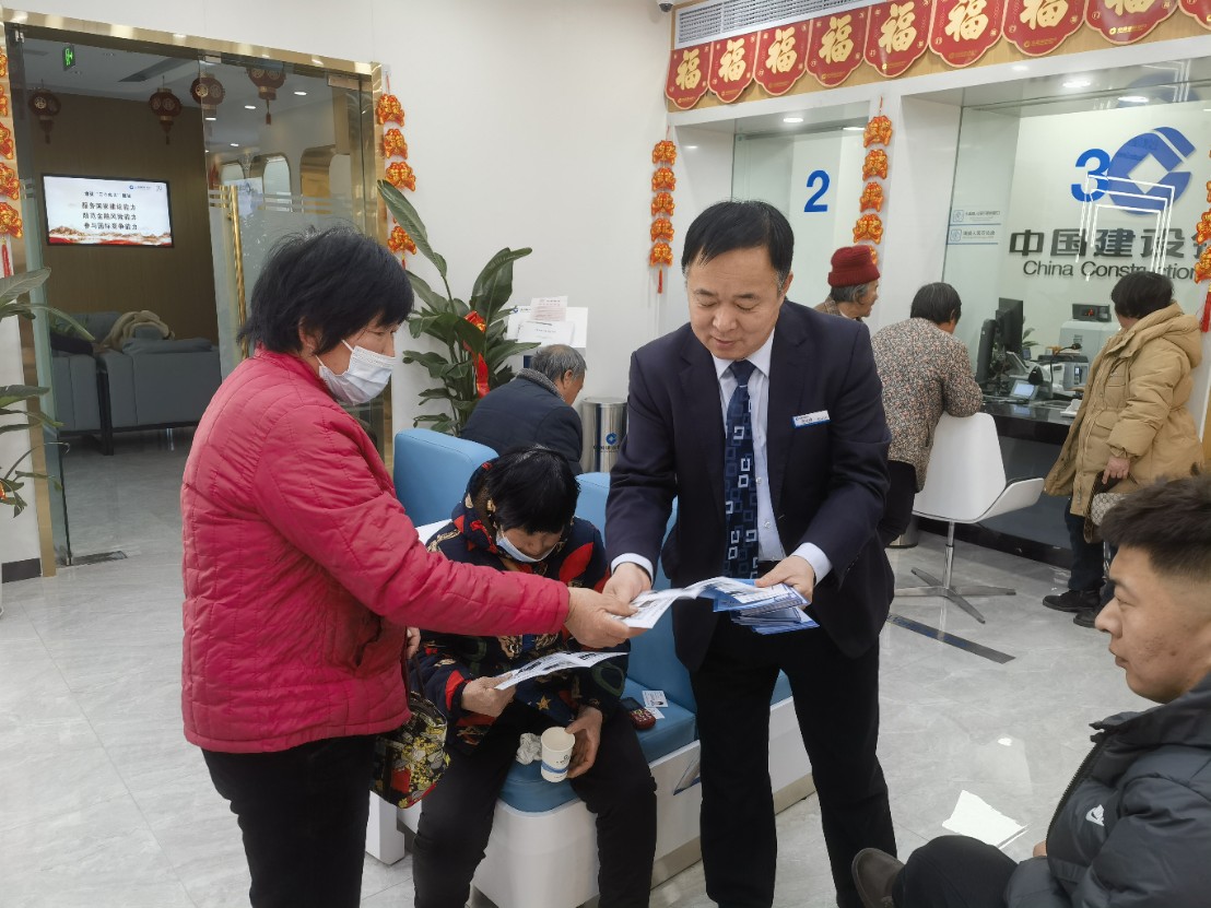 建行菏泽电厂支行：开展适老化服务，向老年客户宣传消保知识