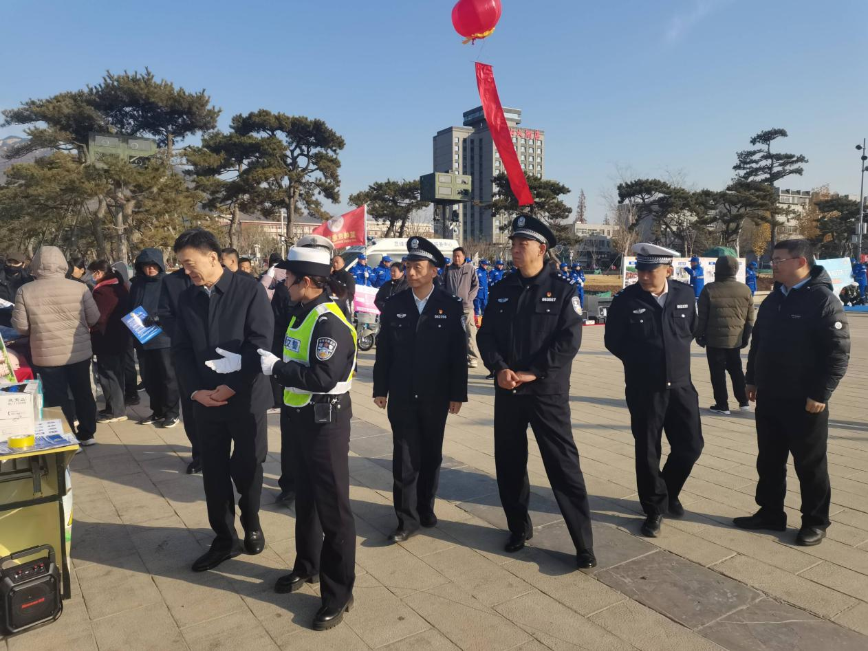 平安产险泰安中心支公司积极参与第十四个交通安全宣传日活动